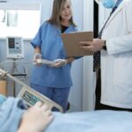 Discussion entre un médecin et une infirmière